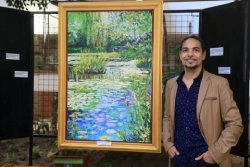 Sergio Caffarena junto a su obra