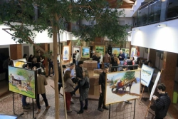 Publico recorriendo muestra de arte