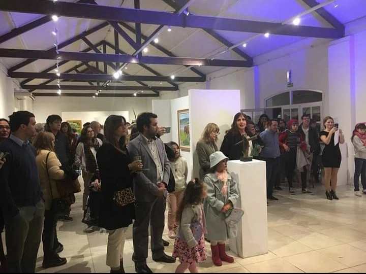 Gente recorriendo muestra artìstica