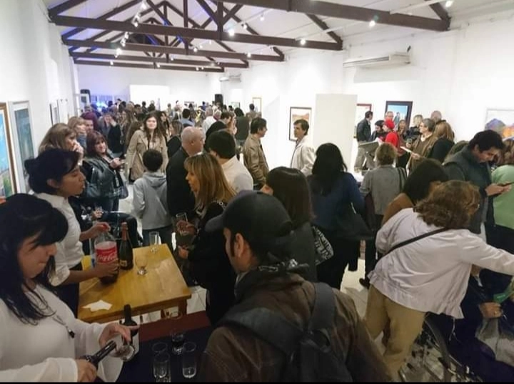 Gente recorriendo muestra artística