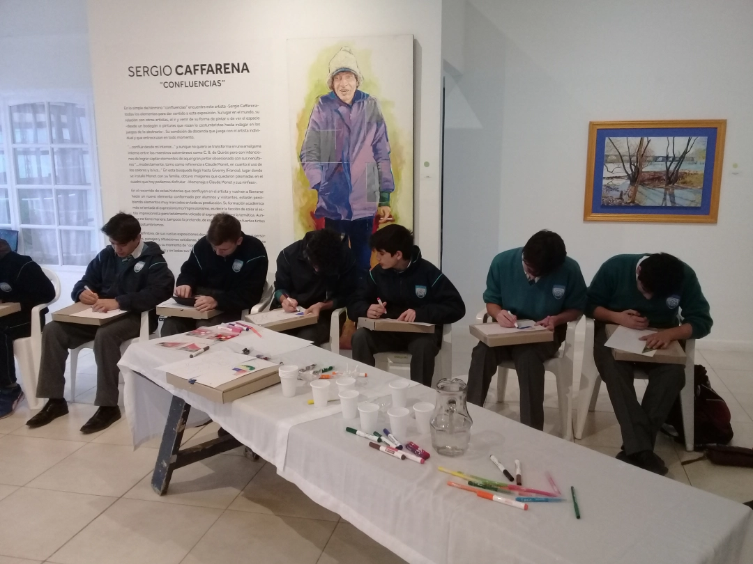 Estudiantes de secundaria pintando