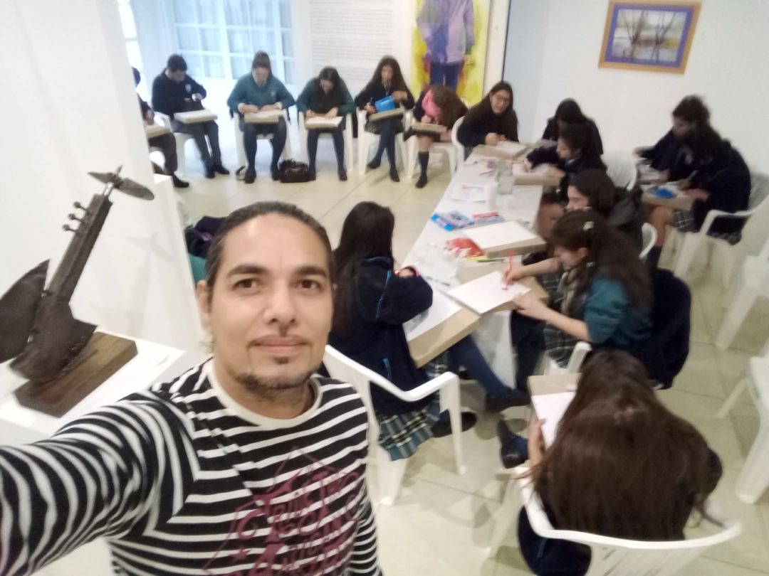 Sergio junto a alumnos de escuela