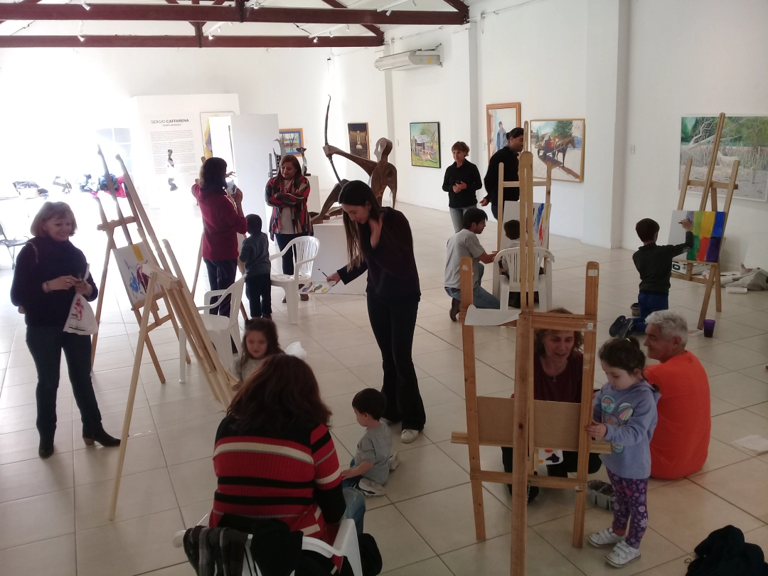 Niños pintando