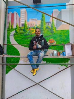 Sergio Caffarena subido a un andamio