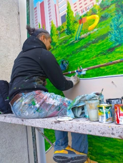 Sergio Caffarena pintando un mural