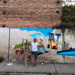 Sergio junto a la obra en proceso