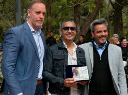 Sergio recibiendo el reconocimiento