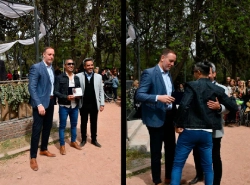 Fotografías con reconocimiento en mano