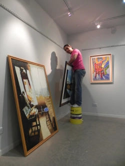 Montando muestra de arte